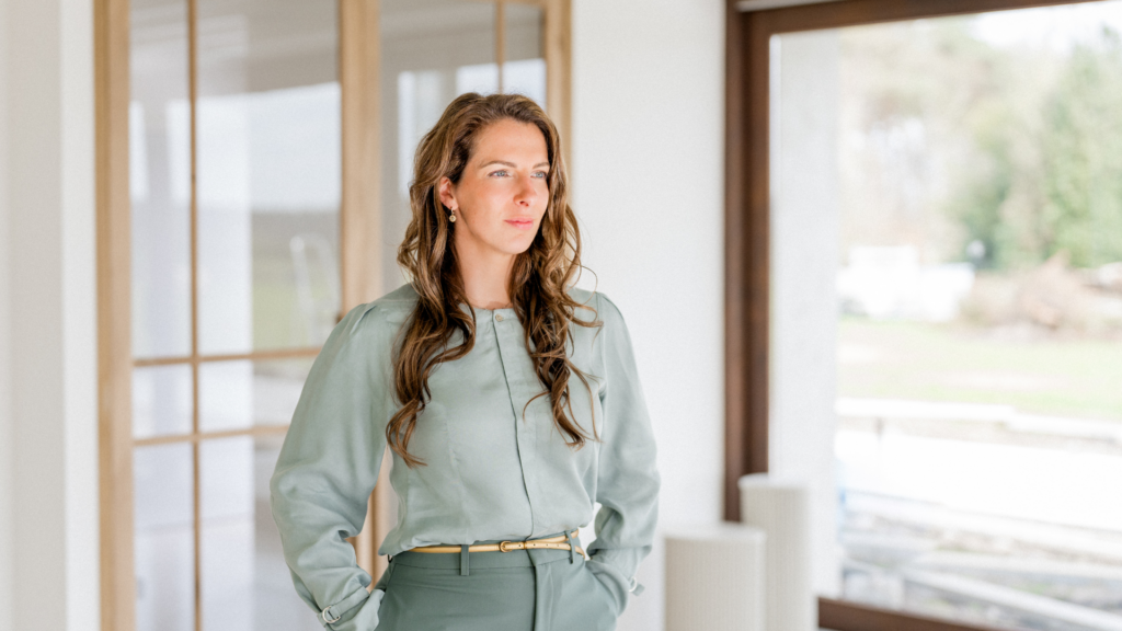 Marjolein van Kuijk kijkt zelfverzekerd vooruit tijdens een fotoshoot.